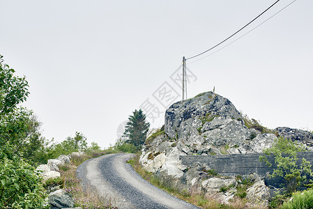 挪威罗加兰县豪格松围绕岩石露头弯曲的空路图片