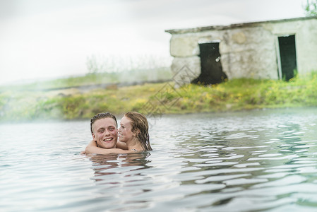 夫妻两人在温泉里泡澡图片