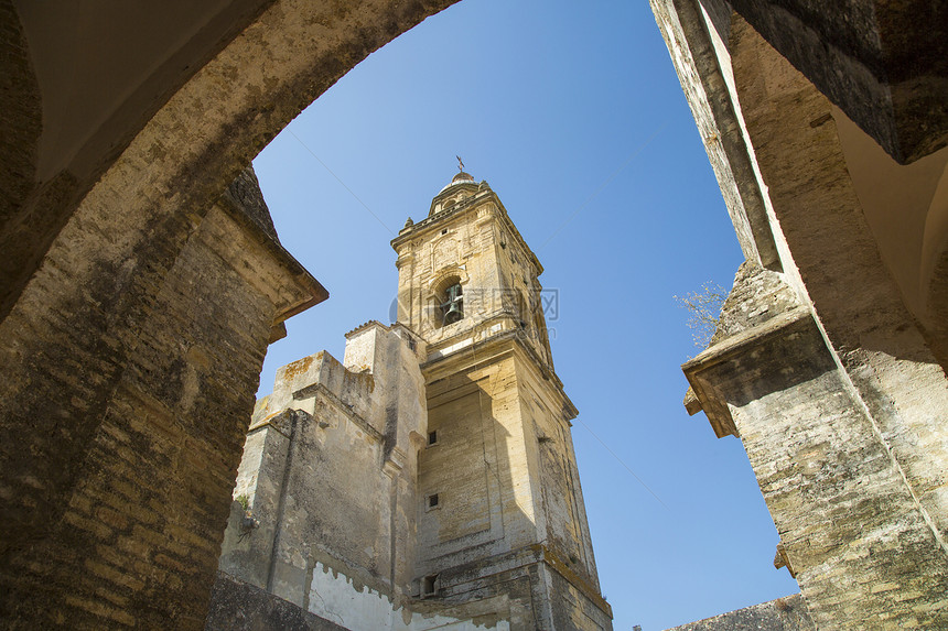 西班牙安达卢亚MedinaSidonia教堂塔低角拱门图片