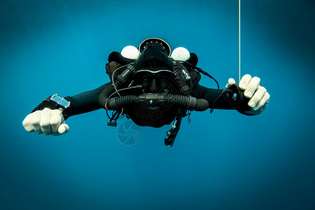 技术潜水员在使用呼吸器装置进行降压图片