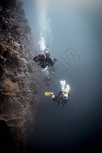 深海里的潜水员图片