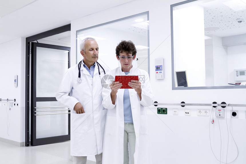 两位医生在看数字平板电脑图片
