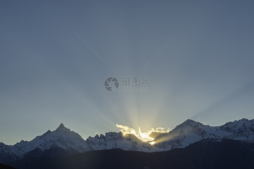 云南香格里拉县雪峰山后面的阳光图片