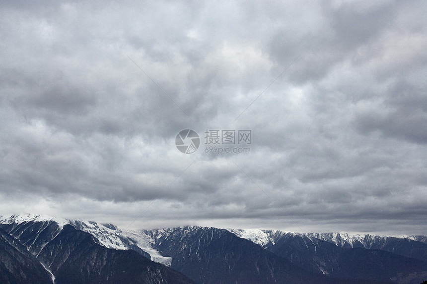 云南香格里拉县山云大和雪冠高山脉图片