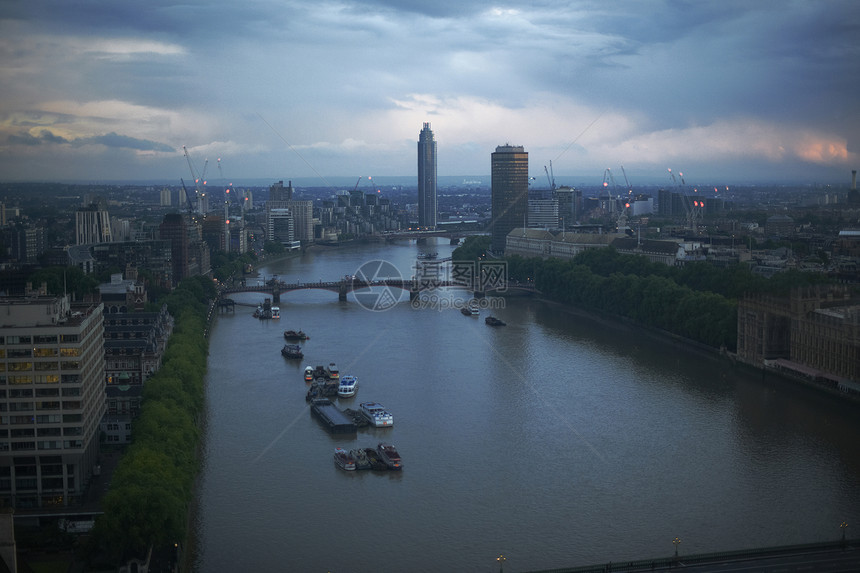 黎明时泰晤士河高角度视图伦敦英国图片