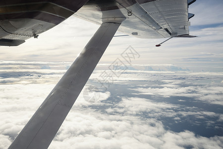 云上方的飞机翼图片