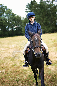 在野外骑马的女童骑马者高清图片素材