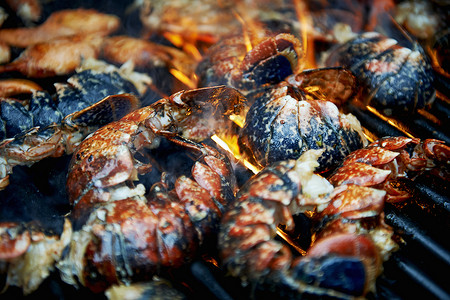 烧烤时烹调的大虾图片