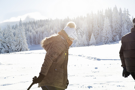奥地利蒂罗尔州雪地拉雪橇的女性图片