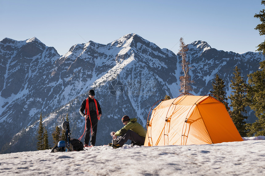 美国犹他州瓦萨奇山孤峰荒野梅伯德盆地的登山之旅营地图片