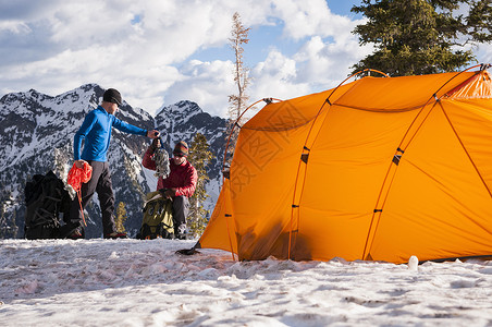 橙色雪梅折扇美国犹他州瓦萨奇山孤峰荒野梅伯德盆地的登山之旅营地背景