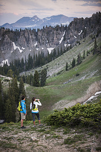 美国犹他州瓦萨奇山在爬山的情侣图片