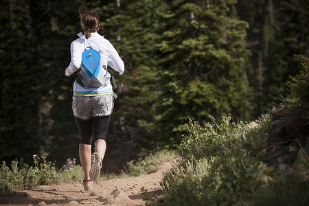 美国犹他州瓦萨奇山上跑步的女人图片