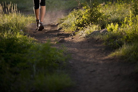 美国犹他州瓦萨奇山上跑步腿部特写
图片