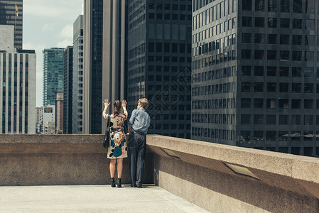 一男一女两人站在美国洛杉矶楼顶聊天商人高清图片素材