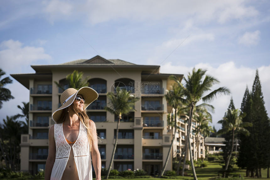 美国夏威夷毛伊岛酒店外穿防晒衣和比基尼漫步的年轻女性图片