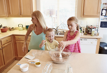 母亲和孩子在厨房图片