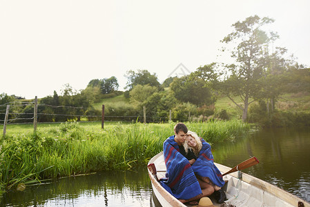 年轻夫妇在河内划船时被裹着毯子围成一对小夫妇图片