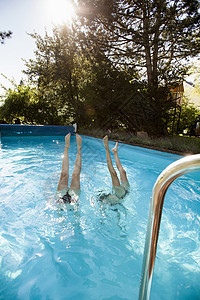 两个少女潜入游泳池图片