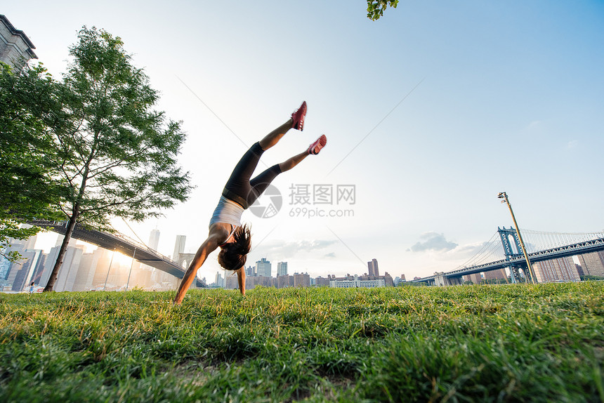 在美国纽约公园做手立的年轻女子图片