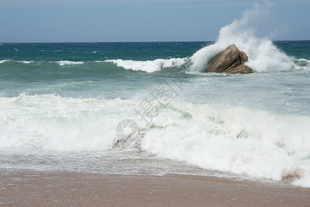 冲撞海洋岩石的海浪图片