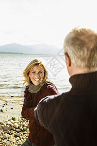 中老年夫妇在湖边玩图片