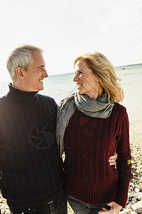 湖边的一对中老年夫妇面微笑面对面高清图片素材