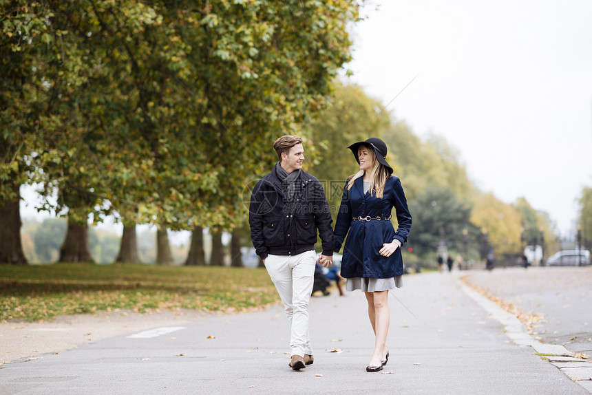 在英国伦敦公园漫步的青年夫妇图片