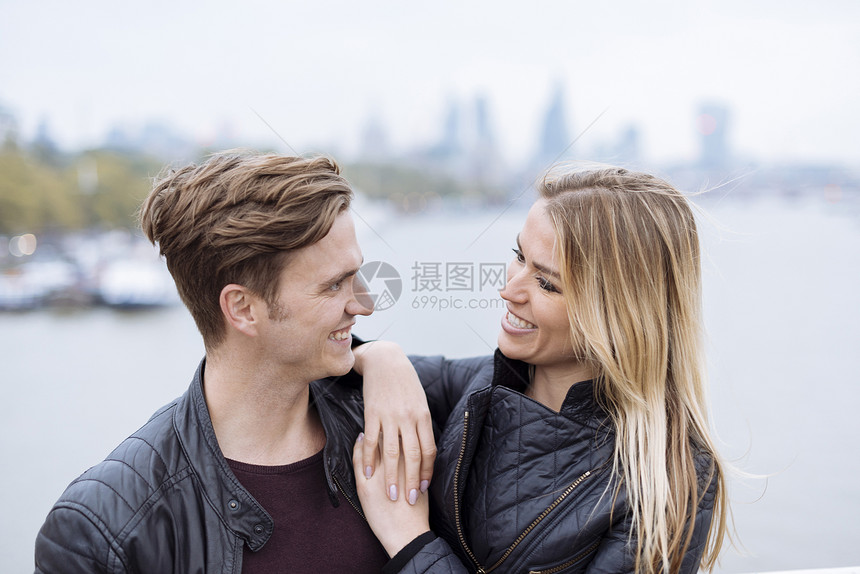 在泰晤士河前的青年夫妇图片