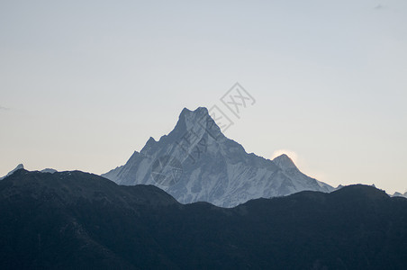 山顶雪盖峰与黑暗脉对抗尼泊尔图片