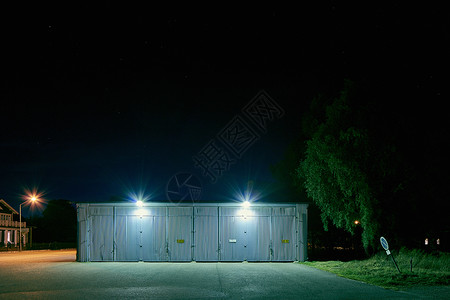 夜间有聚光灯的停车场图片