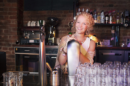 在俱乐部酒吧的女酒保背景图片