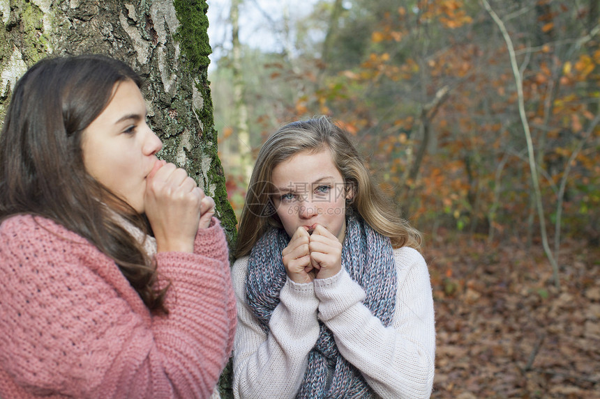 女孩们在森林用手捂住嘴模仿动物的声音图片
