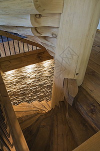 东白色松树楼梯和柱形的高角视图图片