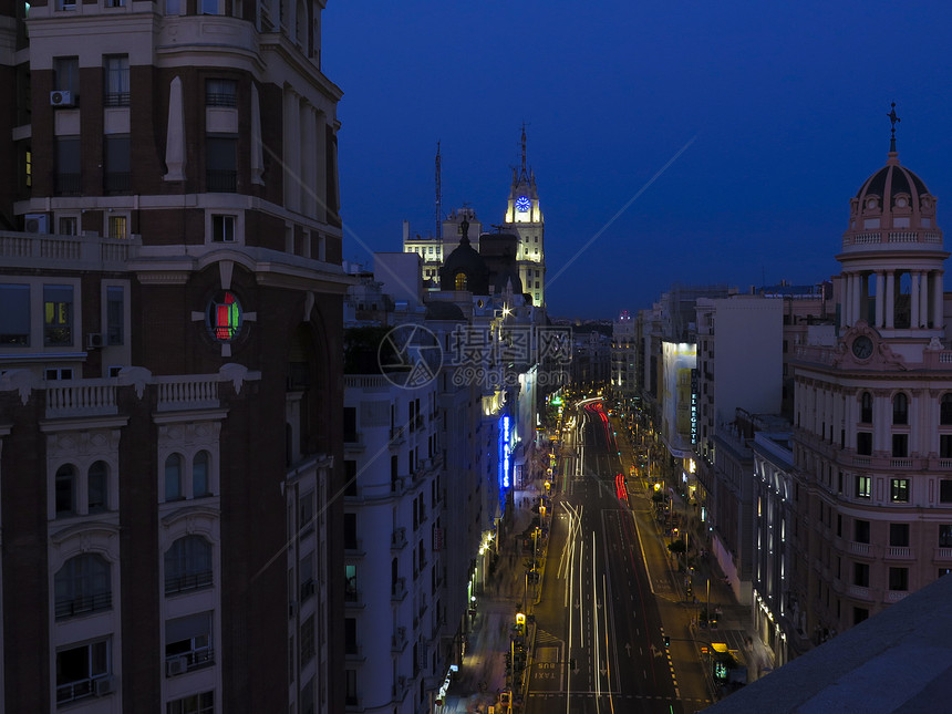 在西班牙马德里夜间照亮的高楼风景图片