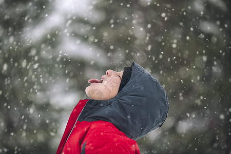 男孩露出舌头接雪花图片