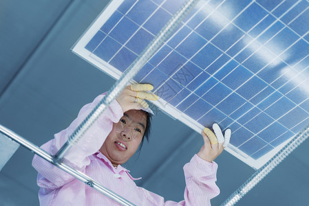 德州太阳谷能电池板组装厂女工背景图片