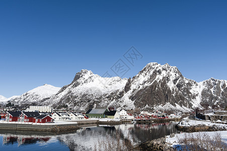 挪威罗弗敦群岛斯沃尔瓦尔海滨别墅和雪山图片