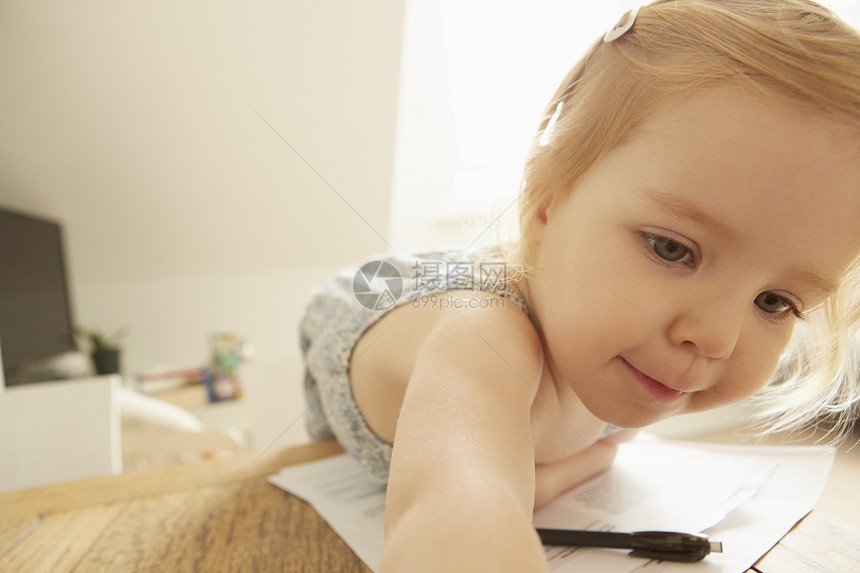 桌子上画画的小女孩图片