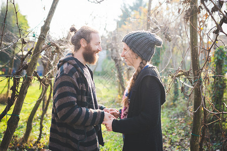 树丛中的情侣面对面手牵手微笑幸福高清图片素材