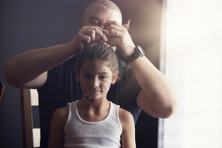 父亲在给女儿绑头发图片