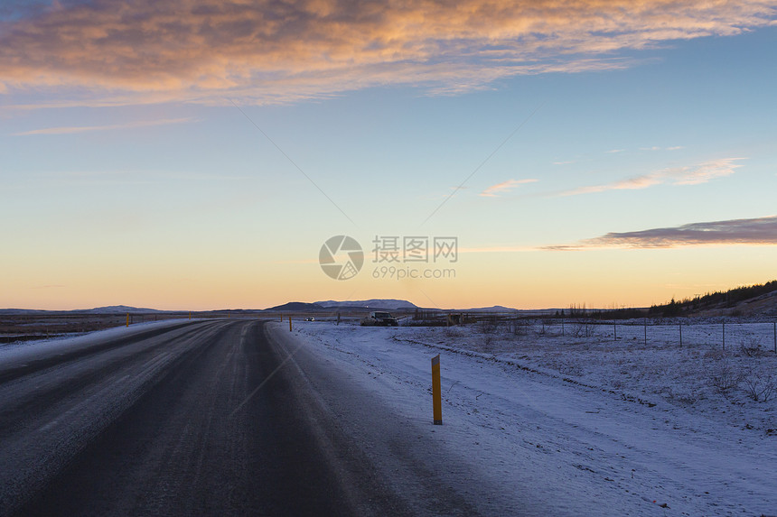 冰岛日落时的公路图片