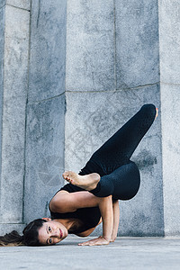 做瑜伽拉伸的女性双腿弯曲高清图片素材