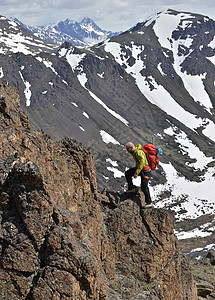 美国阿拉斯加州安克雷奇丘加奇州立公园男登山者攀登陡峭的山峰图片