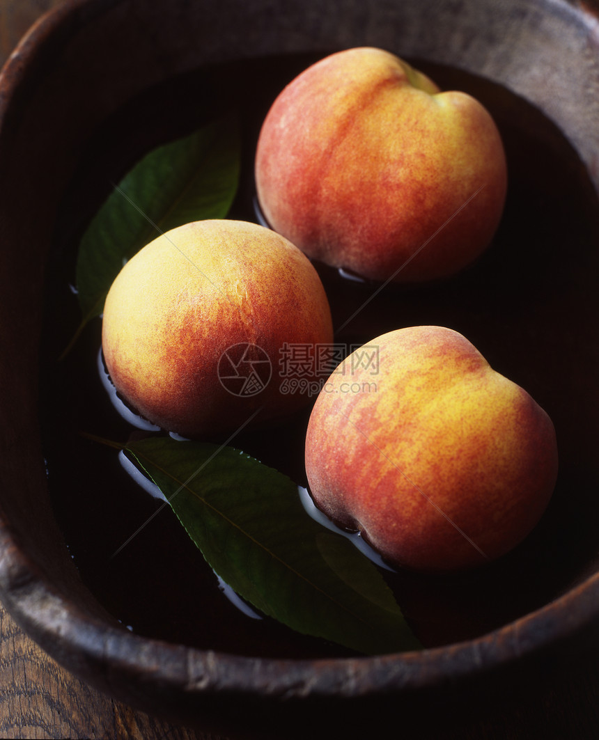 木碗里的新鲜桃子图片