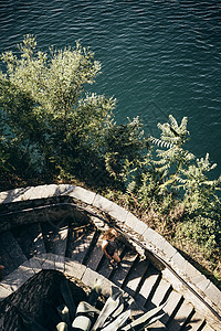 意大利伦巴迪湖边走下石头楼梯的人图片