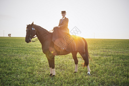 在草地上骑马的女人图片