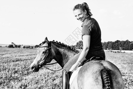 在草原上骑马的女人的背影动物高清图片素材