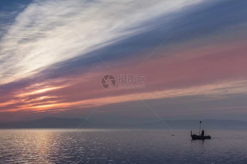 意大利伦巴迪皮埃蒙特马吉奥雷湖上空云层图片