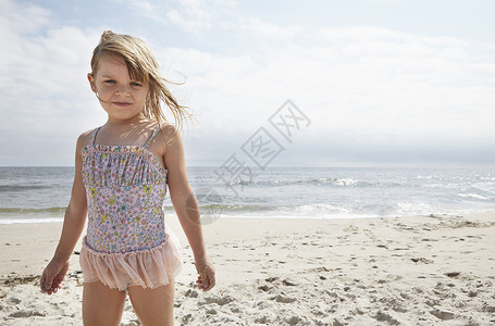 女孩站在沙滩上背景图片